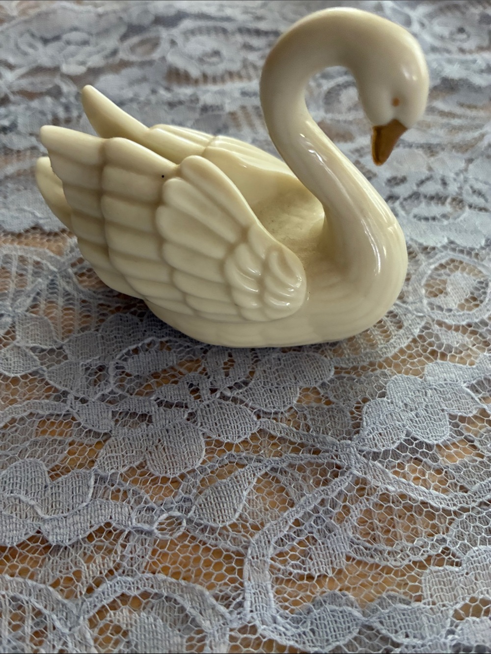 Lenox Cream Swan Figurine with Gold Beak - Picture 2 of 4